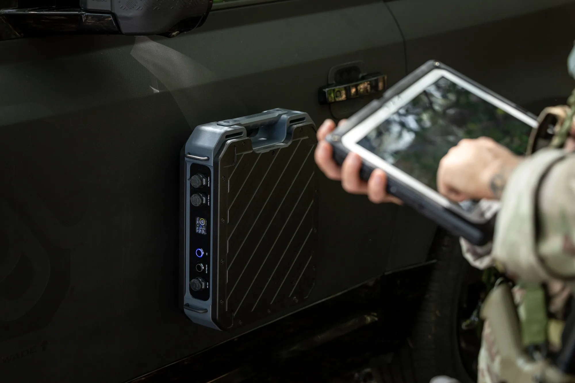 Praxym RBK mounted on a vehicle door while an operator uses a rugged tablet